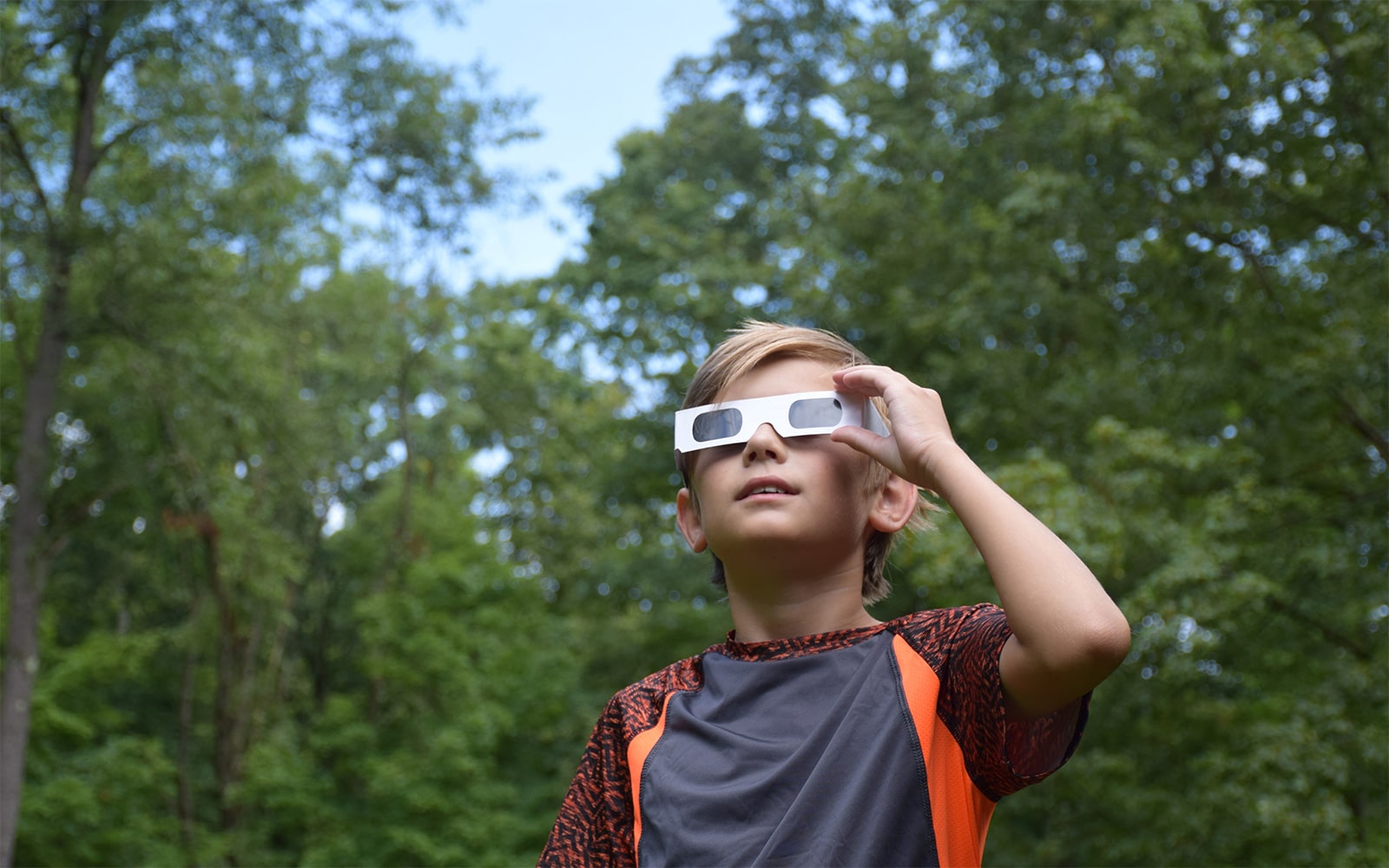child wearing eclipse safety glasses in Beavers Bend oklahoma broken bow hochatown beavers bend idabel