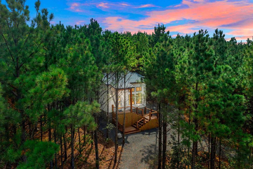 Choose from thousands of luxury cabins in secluded beautiful nature in Beavers Bend Cabin Country. Great skies, huge trees. Smell those pines.