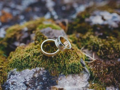 wedding-rings-moss